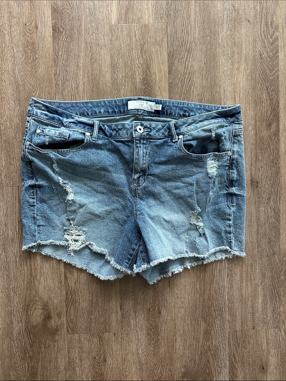 Torrid‎ Distressed Denim Shorts Light Wash Size 20 Raw Hem Cut Off